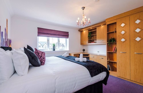 Blackburn Casa | Luxurious 6 bedroom (sleeps 12) house within Brockhall Village, Lancashire.