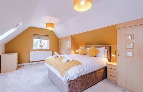Blackburn Casa | Luxurious 6 bedroom (sleeps 12) house within Brockhall Village, Lancashire.