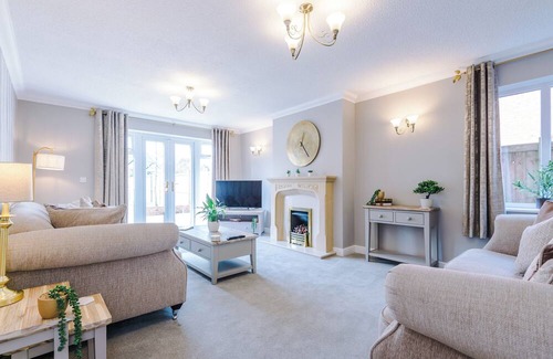Blackburn Casa | Luxurious 6 bedroom (sleeps 12) house within Brockhall Village, Lancashire.