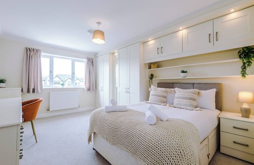 Blackburn Casa | Luxurious 6 bedroom (sleeps 12) house within Brockhall Village, Lancashire.