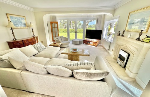 Ferndown Casa | Golf Course View - Large Four Bed Home with Garden - New Forest and Beach Links