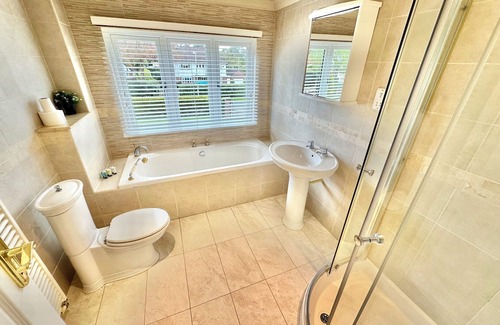 Ferndown Casa | Golf Course View - Large Four Bed Home with Garden - New Forest and Beach Links