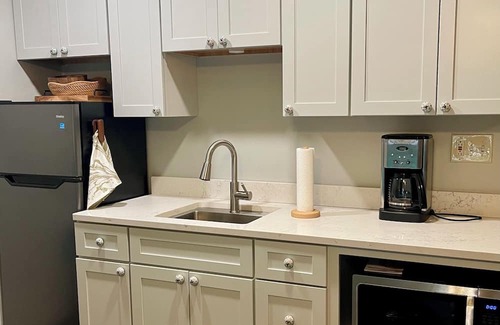 Elkhart Lake Condominio | Fronting lively Lake Street in lovely Elkhart Lake, the Kick Back is your place!