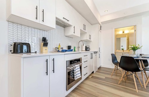 Kitchener Apartamento | Newly Built Condo w Amazing Amenities and Views