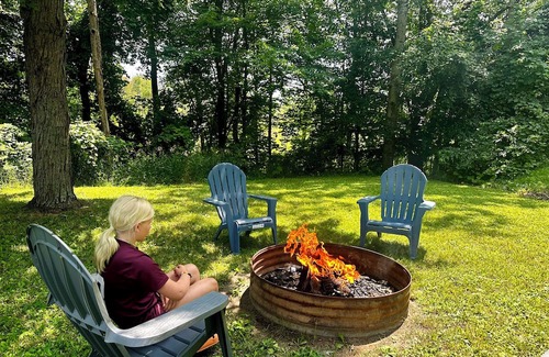 Lake Cabina | Bear Lake Retreat a cozy cabin situated walking distance to Private Bear Lake.
