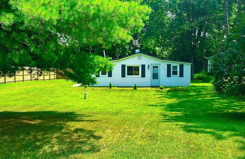 Lake Cabina | Bear Lake Retreat a cozy cabin situated walking distance to Private Bear Lake.