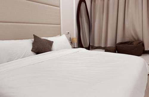 Zhongshan Condominio | 2 mins walk to the MRT! Family-sized condo with reading area, 8 min night market