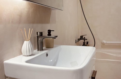 Zhongshan Condominio | 2 mins walk to the MRT! Family-sized condo with reading area, 8 min night market