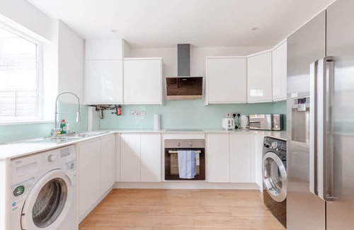 Custom House Casa | Spacious 4BD Home, near ExCel London!