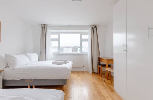 Custom House Casa | Spacious 4BD Home, near ExCel London!