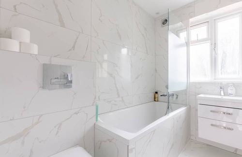 Custom House Casa | Spacious 4BD Home, near ExCel London!