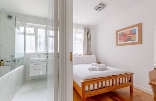Custom House Casa | Spacious 4BD Home, near ExCel London!