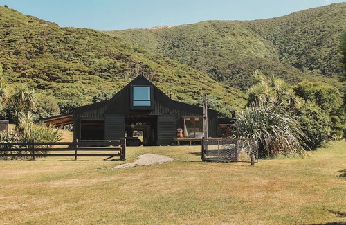 Queen Charlotte Sound Casa | ISLAND BARN-Wild & Remote living in the outer reaches of Queen Charlotte Sounds