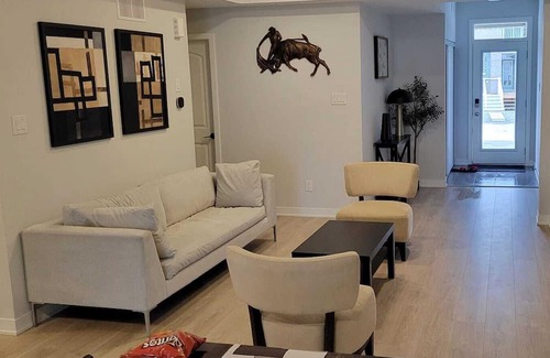 Ottawa Division Casa | 5 minutes walk to major shopping center, restaurants, pubs and bus station.