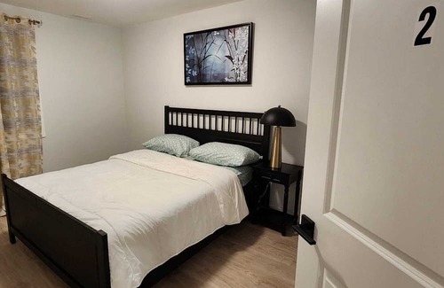 Ottawa Division Casa | 5 minutes walk to major shopping center, restaurants, pubs and bus station.