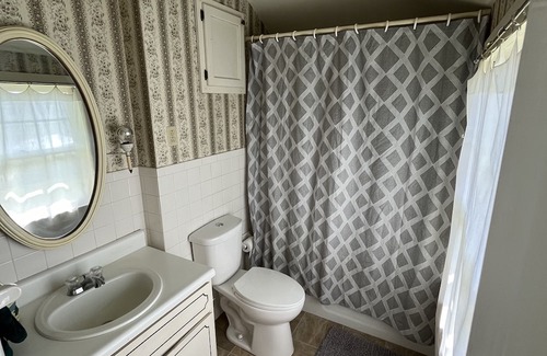 Farmington Casa | Stay at “THE WHITE HOUSE” Walk to quaint downtown shops and coffeehouse.