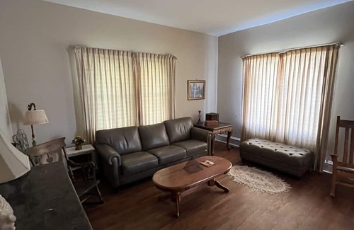Farmington Casa | Stay at “THE WHITE HOUSE” Walk to quaint downtown shops and coffeehouse.