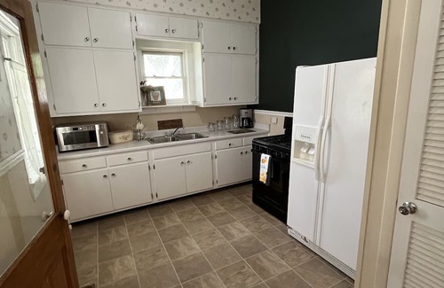 Farmington Casa | Stay at “THE WHITE HOUSE” Walk to quaint downtown shops and coffeehouse.