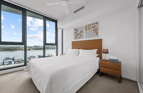 Hamilton Apartamento | 1-Bedroom Riverfront Apartment with Pool