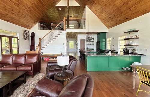 Chaplin Cabina | Luxury in the Country. Chalet Style Cabin on secluded 61 Acres with 3 acre Lake