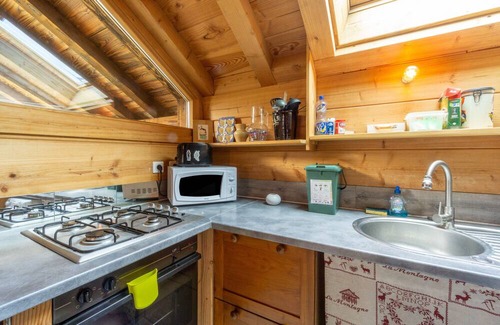 Saint-Colomban-des-Villards Apartamento | Apartment 'Petit Appartement' with Mountain View, Private Terrace and Shared Garden