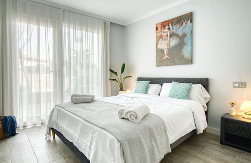 Cabo de las Huertas Apartamento | Apartment 'Mar 9' with Private Terrace, Wi-Fi and Air Conditioning