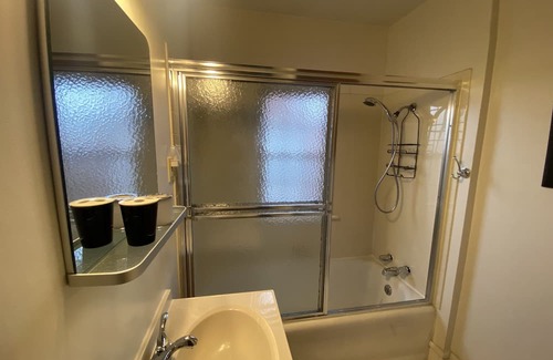 Dearborn Casa | Private entry lovely upper flat, 2 bed1 bath, 2 balconies Clean and spacious.
