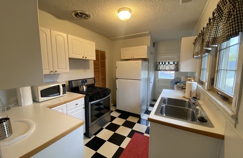 Dearborn Casa | Private entry lovely upper flat, 2 bed1 bath, 2 balconies Clean and spacious.