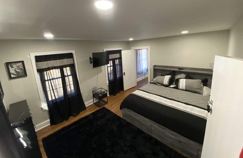 Mapleton/Fall Creek Casa | B. Bliss Inn Indy’s Boutique Resort Spa with 3 BD & 3 Utopia Tables 4000 sq ft