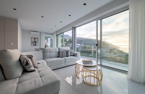 Calheta Casa | Holiday Home 'Luxury Villa Pérola' with Sea View, Wi-Fi and Air Conditioning