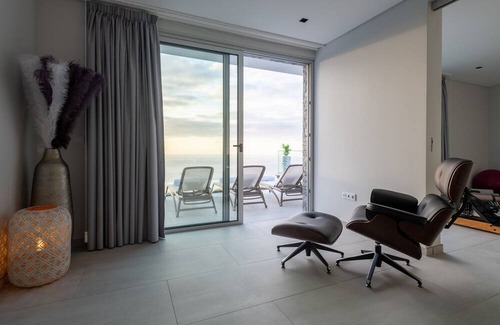 Calheta Casa | Holiday Home 'Luxury Villa Pérola' with Sea View, Wi-Fi and Air Conditioning