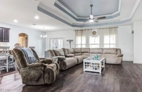 Gulfport Casa | 5 bedroom 3 full baths 6 miles from the beach.
