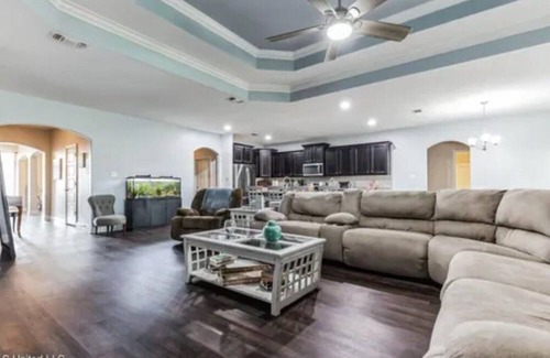 Gulfport Casa | 5 bedroom 3 full baths 6 miles from the beach.