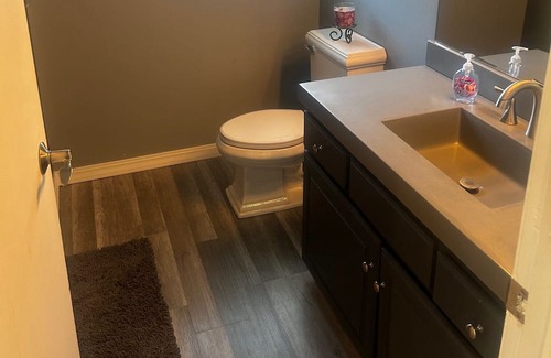 Akron Casa | ShadyBrook 5 minute walk to Springfield Lake Fishing, playground, walking trail.