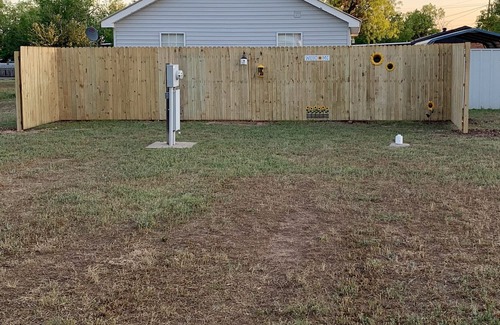 Ballinger Alquiler De RV | RV Hookup: 30 or 50 amp with sewer access for waste disposal.