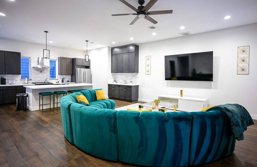 Shady Acres Casa | Perfect Houston getaway!! With 3 spacious bedrooms and a beautiful rooftop patio