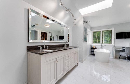 Munster Hamlet - Richmond Casa | 8000+ sq ft MANSION with indoor pool for 20+ guests! The Sens old Party House!