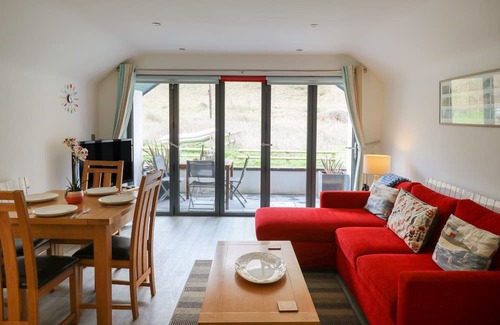 Llandyssiliogogo Cabaña | TAFARN TYDU, pet friendly, character holiday cottage in Cross Inn