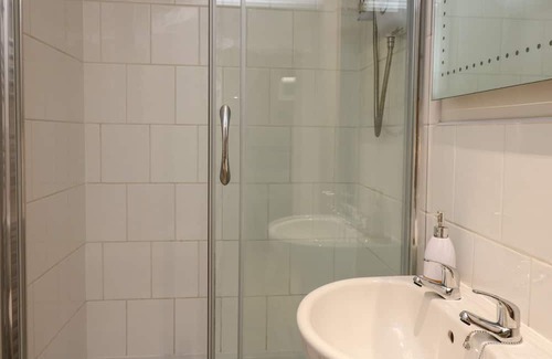 Llandyssiliogogo Cabaña | TAFARN TYDU, pet friendly, character holiday cottage in Cross Inn