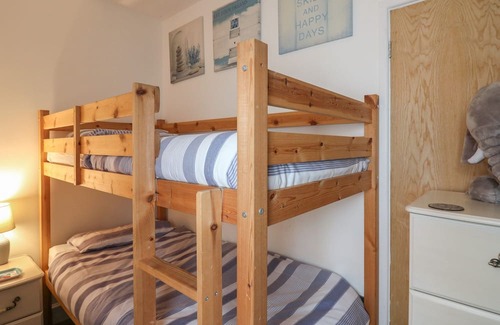 Llandyssiliogogo Cabaña | TAFARN TYDU, pet friendly, character holiday cottage in Cross Inn