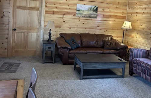 Alton Casa | Newly built getaway in a small country town