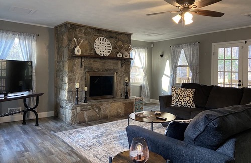 Arcadia Casa | A serene hideaway nestled by the babbling brook and only minutes to downtown!