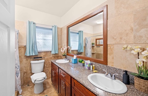 McCully - Moiliili Casa | Charming 4BR/2BA Hawaii House - Ideal for Families, Close to Attractions