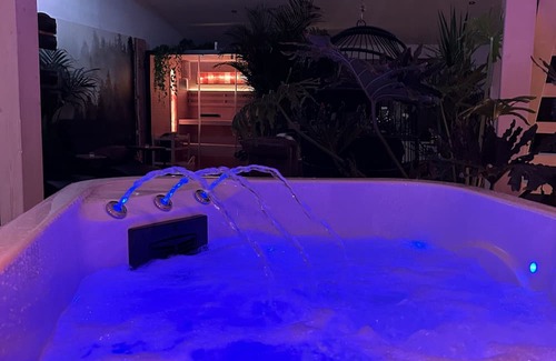 Ahlen Apartamento | Luxuriöse Wellness Suite mit Whirlpool und Sauna