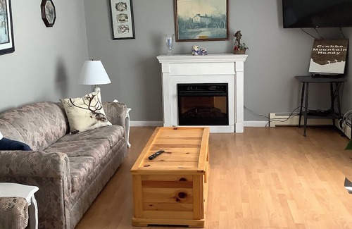 Central Hainesville Casa | Private 3 bedroom rural property with pond 5 minutes to Crabbe Mountain skiing.