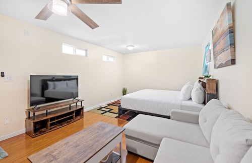 McCully - Moiliili Casa | Charming Studio Retreat in Hawaii - Perfect for Solo Travelers or Couples