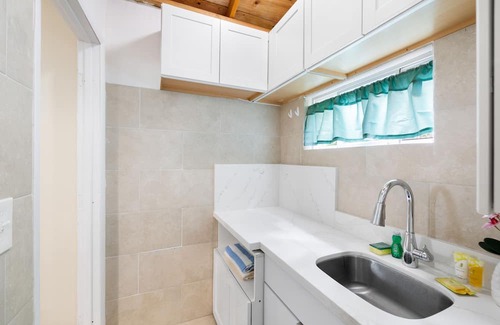 McCully - Moiliili Casa | Charming Studio Retreat in Hawaii - Perfect for Solo Travelers or Couples