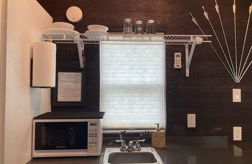 Elmendorf Apartamento | Tiny home nestled in a small patch of forest 20 minutes south of San Antonio.