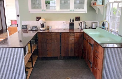 Milton Cabaña | Donovan's Cottage, take a step back in time in the historic, trendy town of Milton