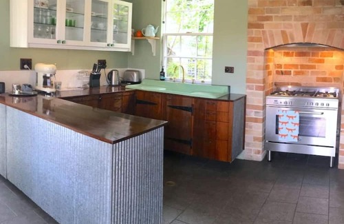 Milton Cabaña | Donovan's Cottage, take a step back in time in the historic, trendy town of Milton